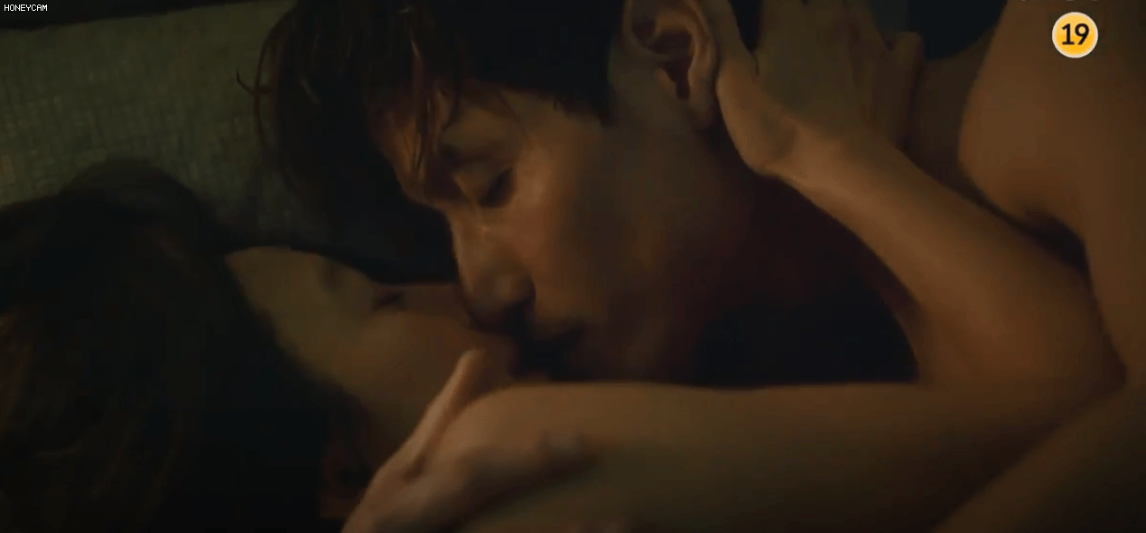 'The World Of The Married' của 'chị đại' Kim Hee Ae vừa mở màn đã có màn ân ái táo bạo, rating vượt qua cả 'Crash Landing On You' - 1 'The World Of The Married' của 'chị đại' Kim Hee Ae vừa mở màn đã có màn ân ái táo bạo, rating vượt qua cả 'Crash Landing On You' - 1