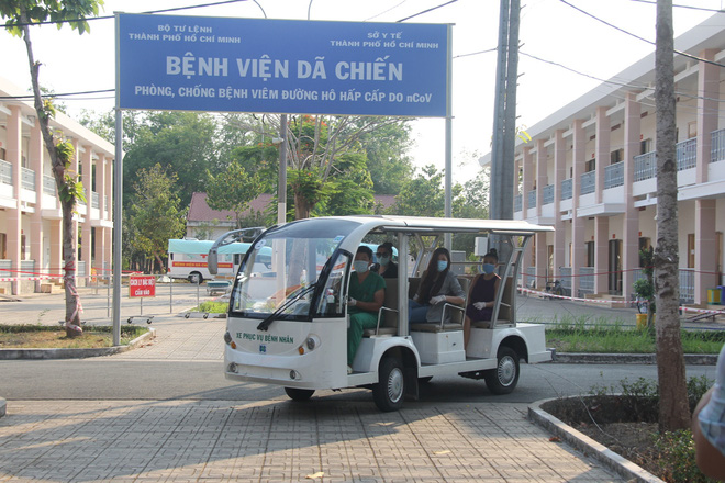 Ảnh: 4 nữ bệnh nhân nhiễm Covid-19 ở TP.HCM xuất viện, gửi lời cảm ơn và dành hết hoa tặng các bác sĩ điều trị - 2 Ảnh: 4 nữ bệnh nhân nhiễm Covid-19 ở TP.HCM xuất viện, gửi lời cảm ơn và dành hết hoa tặng các bác sĩ điều trị - 2