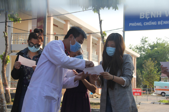 Ảnh: 4 nữ bệnh nhân nhiễm Covid-19 ở TP.HCM xuất viện, gửi lời cảm ơn và dành hết hoa tặng các bác sĩ điều trị - 5 Ảnh: 4 nữ bệnh nhân nhiễm Covid-19 ở TP.HCM xuất viện, gửi lời cảm ơn và dành hết hoa tặng các bác sĩ điều trị - 5