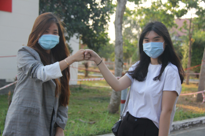 Ảnh: 4 nữ bệnh nhân nhiễm Covid-19 ở TP.HCM xuất viện, gửi lời cảm ơn và dành hết hoa tặng các bác sĩ điều trị - 12 Ảnh: 4 nữ bệnh nhân nhiễm Covid-19 ở TP.HCM xuất viện, gửi lời cảm ơn và dành hết hoa tặng các bác sĩ điều trị - 12