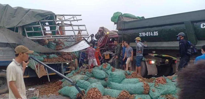 Xe ben và xe tải biến dạng sau cú va chạm kinh hoàng, 2 người mắc kẹt trong xe tử vong Xe ben và xe tải biến dạng sau cú va chạm kinh hoàng, 2 người mắc kẹt trong xe tử vong