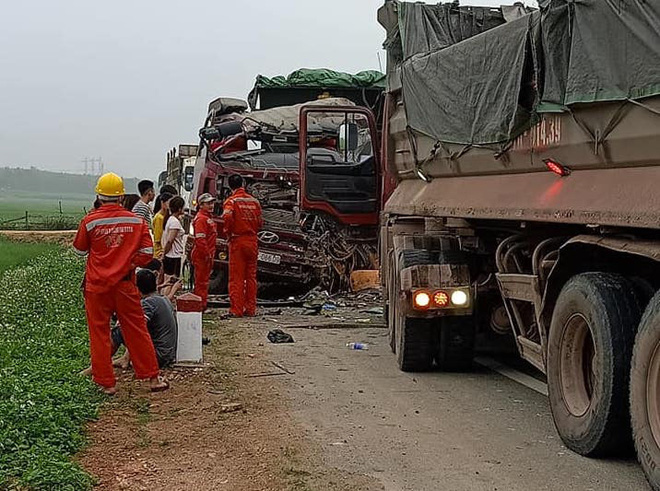 Xe ben và xe tải biến dạng sau cú va chạm kinh hoàng, 2 người mắc kẹt trong xe tử vong - 1 Xe ben và xe tải biến dạng sau cú va chạm kinh hoàng, 2 người mắc kẹt trong xe tử vong - 1
