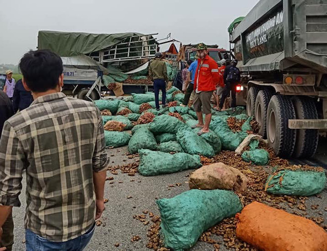 Xe ben và xe tải biến dạng sau cú va chạm kinh hoàng, 2 người mắc kẹt trong xe tử vong - 2 Xe ben và xe tải biến dạng sau cú va chạm kinh hoàng, 2 người mắc kẹt trong xe tử vong - 2