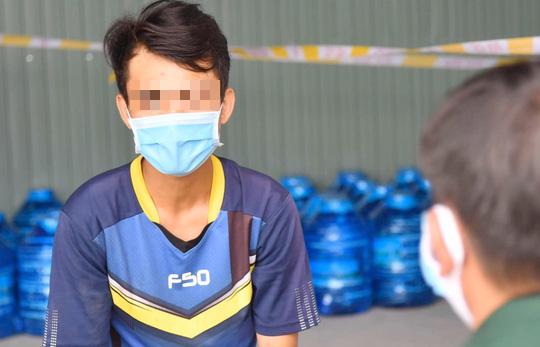Trèo tường bỏ trốn về thăm vợ khiến cả nhà bị đưa đi cách ly Trèo tường bỏ trốn về thăm vợ khiến cả nhà bị đưa đi cách ly