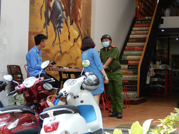 Đà Nẵng xử phạt 2 người không mang khẩu trang phòng dịch Covid-19 Đà Nẵng xử phạt 2 người không mang khẩu trang phòng dịch Covid-19