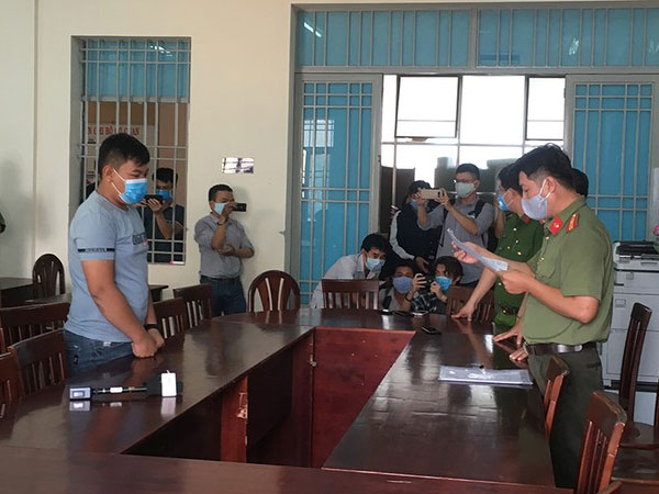 Tung tin đồn 'TP HCM bị phong toả 14 ngày' nam thanh niên bị phạt 10 triệu đồng Tung tin đồn 'TP HCM bị phong toả 14 ngày' nam thanh niên bị phạt 10 triệu đồng