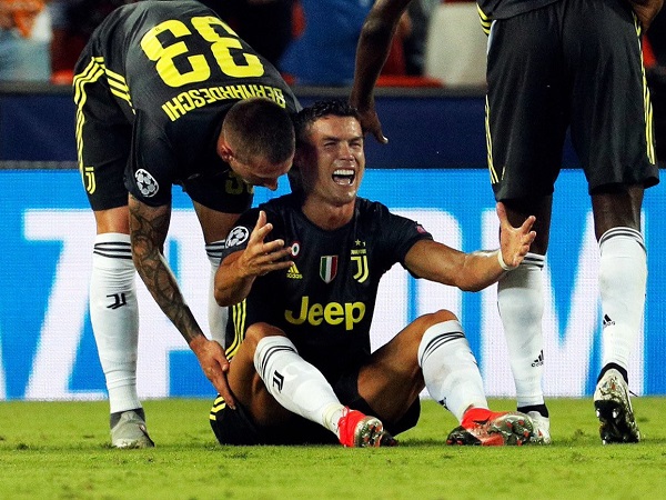 Ronaldo không phục nhưng vẫn phải mua iMac để 'xin lỗi' toàn đội Juventus Ronaldo không phục nhưng vẫn phải mua iMac để 'xin lỗi' toàn đội Juventus