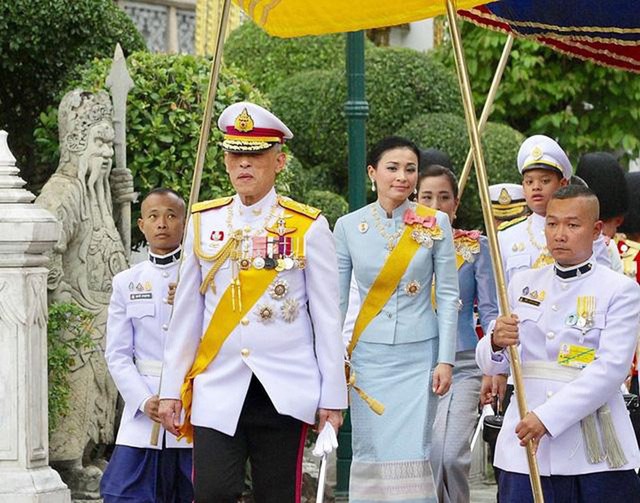 Vua Thái Lan cùng 20 thê thiếp tự thuê khách sạn hạng sang cách ly ở Đức Vua Thái Lan cùng 20 thê thiếp tự thuê khách sạn hạng sang cách ly ở Đức