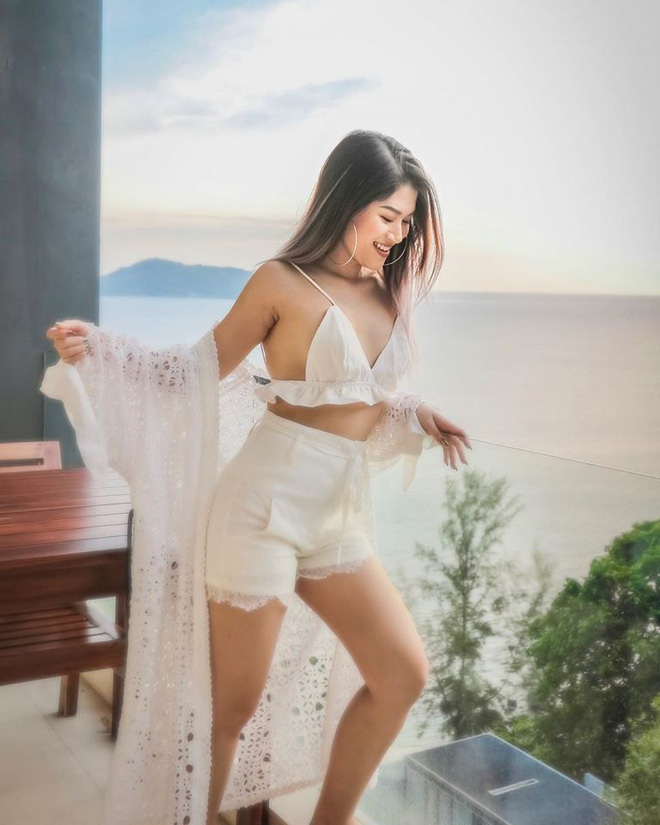 Nhan sắc nóng bỏng và cuộc sống xa hoa của nữ diễn viên là con gái đại gia thủy sản - 11 Nhan sắc nóng bỏng và cuộc sống xa hoa của nữ diễn viên là con gái đại gia thủy sản - 11