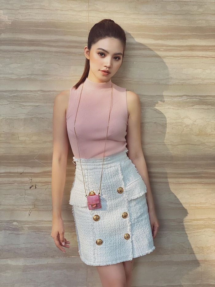 Đeo găng tay rửa chén, Jolie Nguyễn vẫn sang chảnh chuẩn 'rich kids' nhờ trang sức đắt đỏ - 6 Đeo găng tay rửa chén, Jolie Nguyễn vẫn sang chảnh chuẩn 'rich kids' nhờ trang sức đắt đỏ - 6