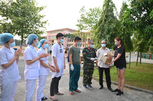 Tại khu cách ly, Võ Hoàng Yến quyên góp hơn 60 triệu chống COVID-19 Tại khu cách ly, Võ Hoàng Yến quyên góp hơn 60 triệu chống COVID-19