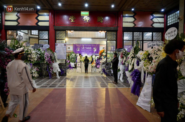 Trịnh Kim Chi, Ốc Thanh Vân nghẹn ngào bật khóc, gia đình thất thần đưa tiễn Mai Phương về nơi an nghỉ cuối cùng - 1 Trịnh Kim Chi, Ốc Thanh Vân nghẹn ngào bật khóc, gia đình thất thần đưa tiễn Mai Phương về nơi an nghỉ cuối cùng - 1