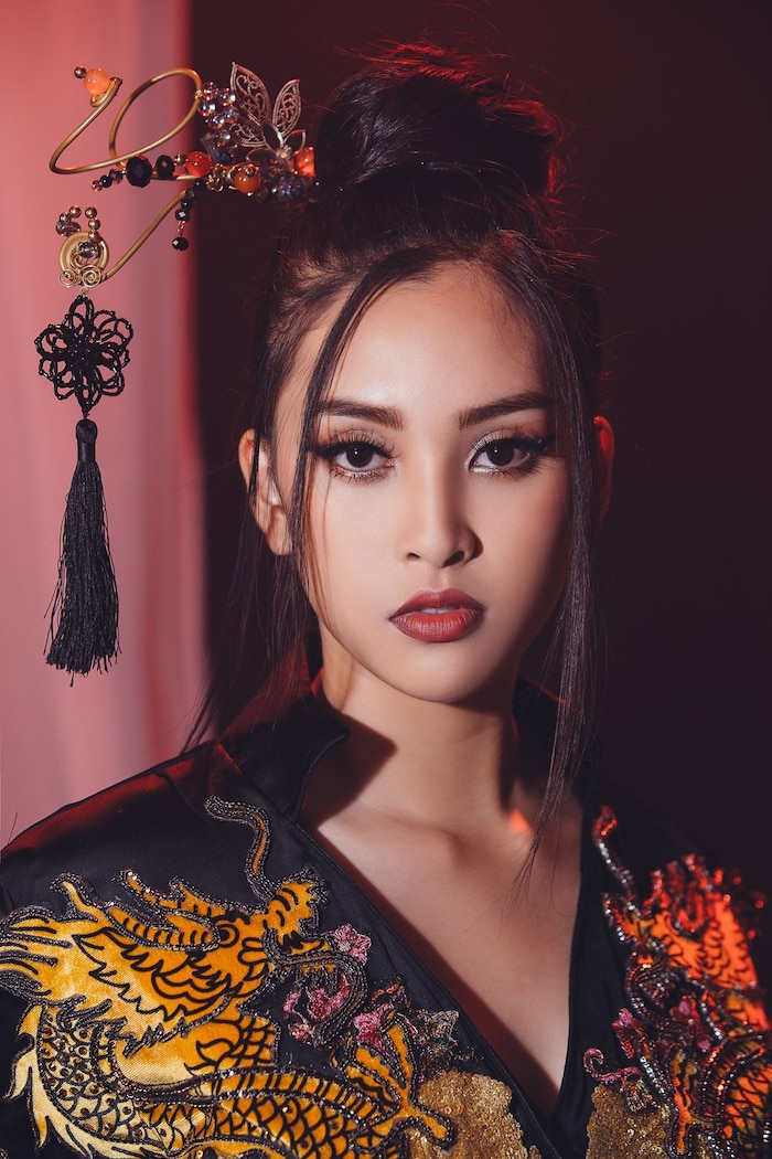 Đụng váy rồng với Tiểu Vy, Kiều Loan vẫn gây ấn tượng với thần thái quyến rũ Đụng váy rồng với Tiểu Vy, Kiều Loan vẫn gây ấn tượng với thần thái quyến rũ