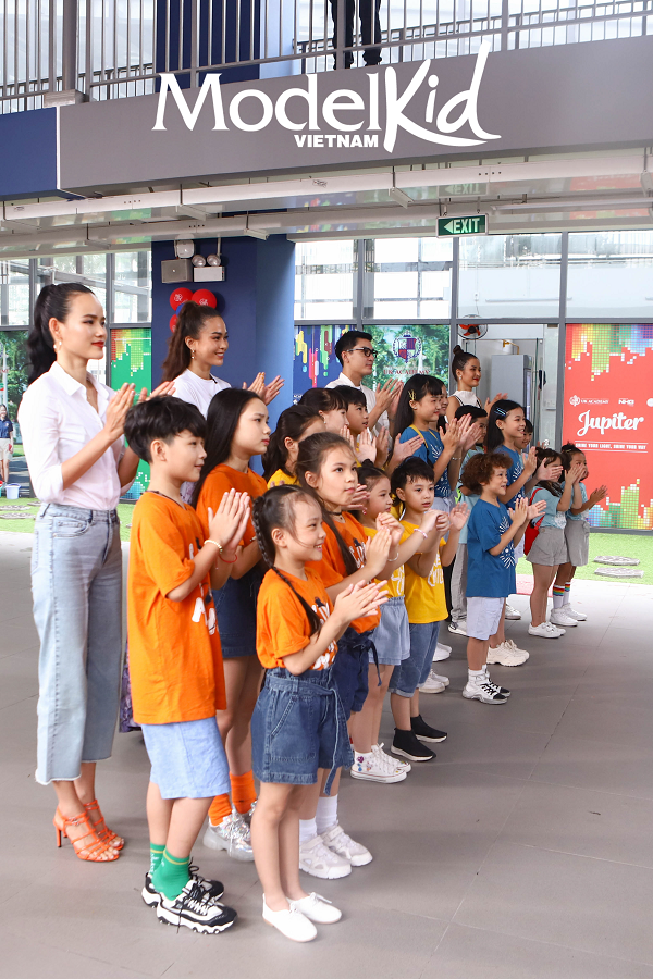 Tập 5 Model Kid Vietnama: 'Chị đại' Tuyết Lan giành chiến thắng tuyệt đối, HLV Quang Đại bất ngờ tuyên bố rút khỏi chương trình Tập 5 Model Kid Vietnama: 'Chị đại' Tuyết Lan giành chiến thắng tuyệt đối, HLV Quang Đại bất ngờ tuyên bố rút khỏi chương trình