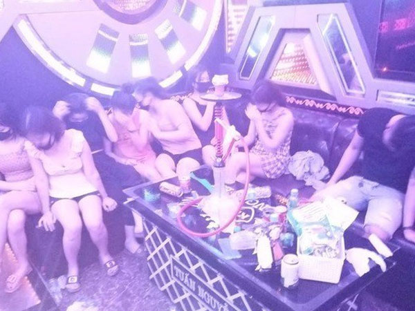 Đi hát karaoke bất chấp lệnh cấm, 11 người bị cách ly Đi hát karaoke bất chấp lệnh cấm, 11 người bị cách ly