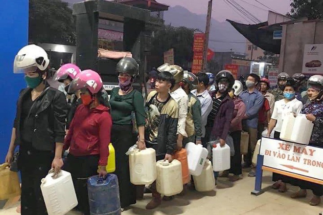 Hà Nội: Không bán xăng dầu cho người mua bằng can để tích trữ Hà Nội: Không bán xăng dầu cho người mua bằng can để tích trữ