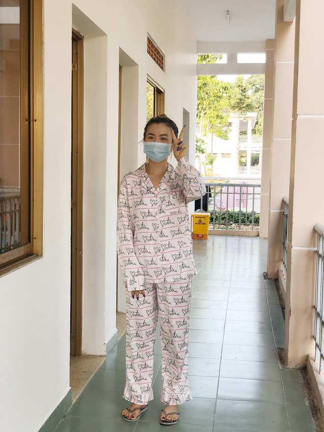 Nghiêm túc chấp hành thủ tục cách ly tập trung theo quy định, cô gái hốt hoảng khi bị đưa đi ngay trong đêm vì có biểu hiện sốt, suy hô hấp - 1 Nghiêm túc chấp hành thủ tục cách ly tập trung theo quy định, cô gái hốt hoảng khi bị đưa đi ngay trong đêm vì có biểu hiện sốt, suy hô hấp - 1
