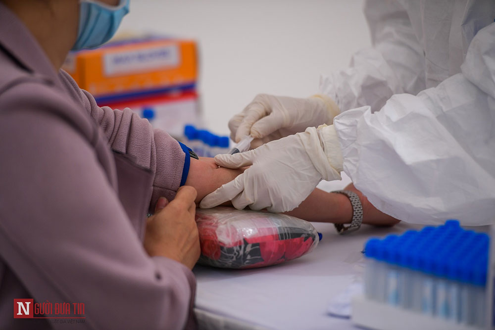 Hà Nội: Người dân Hà Nội xếp hàng test nhanh COVID-19 - 12 Hà Nội: Người dân Hà Nội xếp hàng test nhanh COVID-19 - 12
