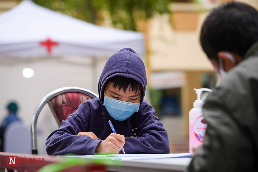 Hà Nội: Người dân Hà Nội xếp hàng test nhanh COVID-19 - 9 Hà Nội: Người dân Hà Nội xếp hàng test nhanh COVID-19 - 9