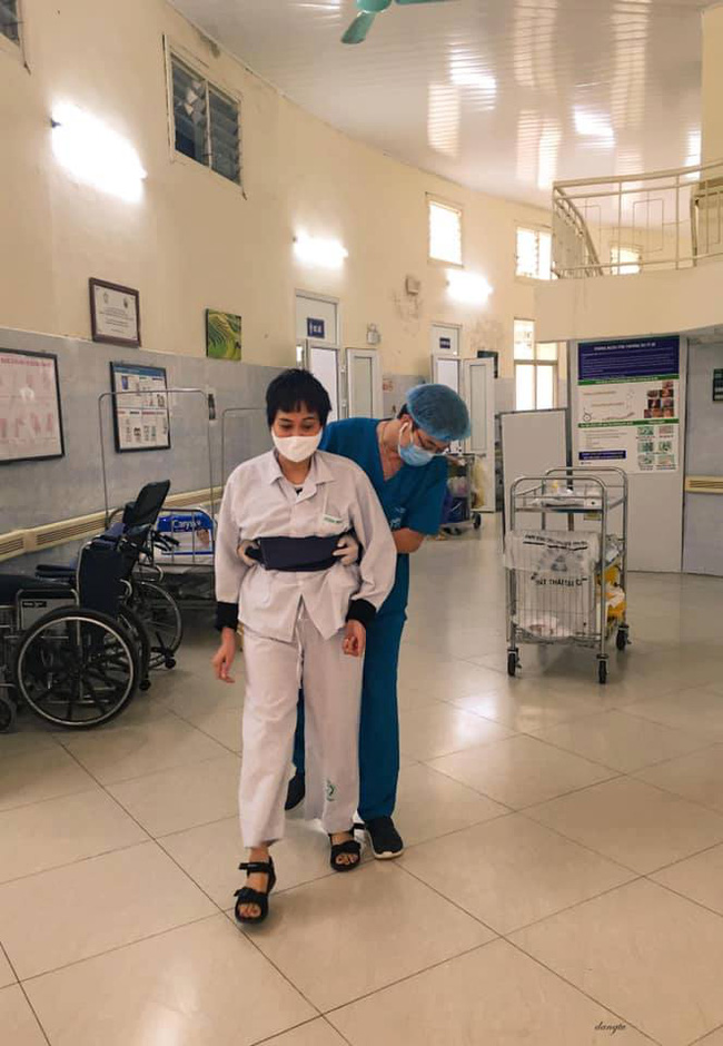 Những hình ảnh cảm động bên trong bệnh viện Bạch Mai - 4 Những hình ảnh cảm động bên trong bệnh viện Bạch Mai - 4