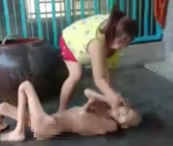 Làm rõ nghi án con gái vừa đánh vừa chửi rủa mẹ già gần 90 tuổi ở An Giang Làm rõ nghi án con gái vừa đánh vừa chửi rủa mẹ già gần 90 tuổi ở An Giang
