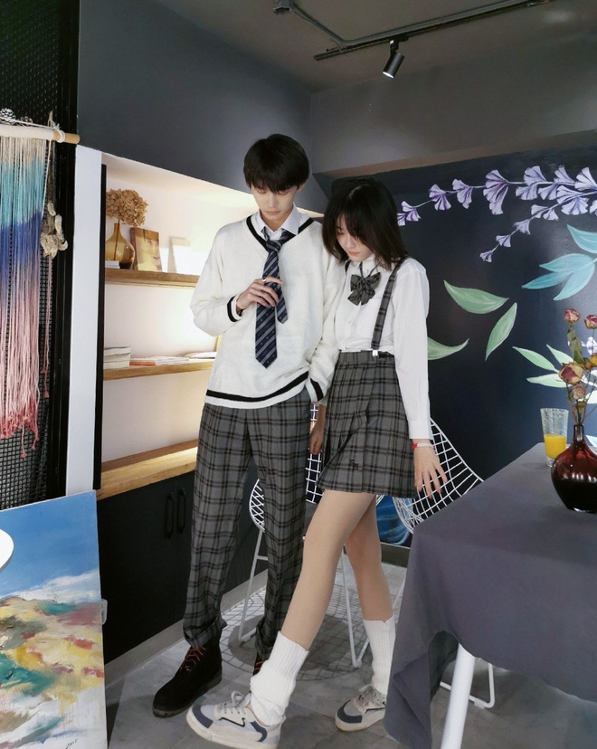 Lộ nhan sắc thật trên sóng livestream, hot couple nửa triệu follow bị fan quay lưng đồng loạt - 1 Lộ nhan sắc thật trên sóng livestream, hot couple nửa triệu follow bị fan quay lưng đồng loạt - 1