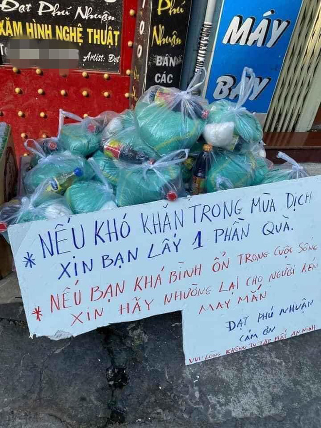 Hình ảnh tấm biến treo trước cửa nhà bên đường và cụ già cấm túi đựng mì tôm gây xúc động - 5 Hình ảnh tấm biến treo trước cửa nhà bên đường và cụ già cấm túi đựng mì tôm gây xúc động - 5