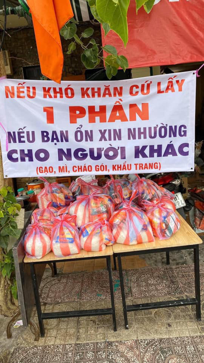 Hình ảnh tấm biến treo trước cửa nhà bên đường và cụ già cấm túi đựng mì tôm gây xúc động Hình ảnh tấm biến treo trước cửa nhà bên đường và cụ già cấm túi đựng mì tôm gây xúc động