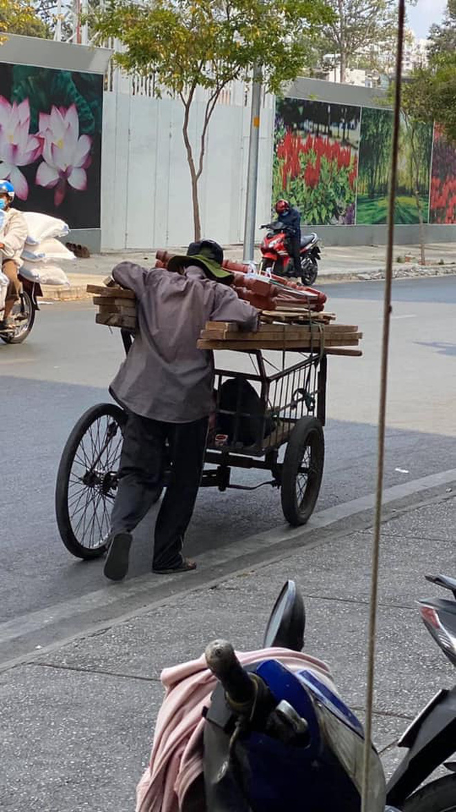 Hình ảnh tấm biến treo trước cửa nhà bên đường và cụ già cấm túi đựng mì tôm gây xúc động - 2 Hình ảnh tấm biến treo trước cửa nhà bên đường và cụ già cấm túi đựng mì tôm gây xúc động - 2