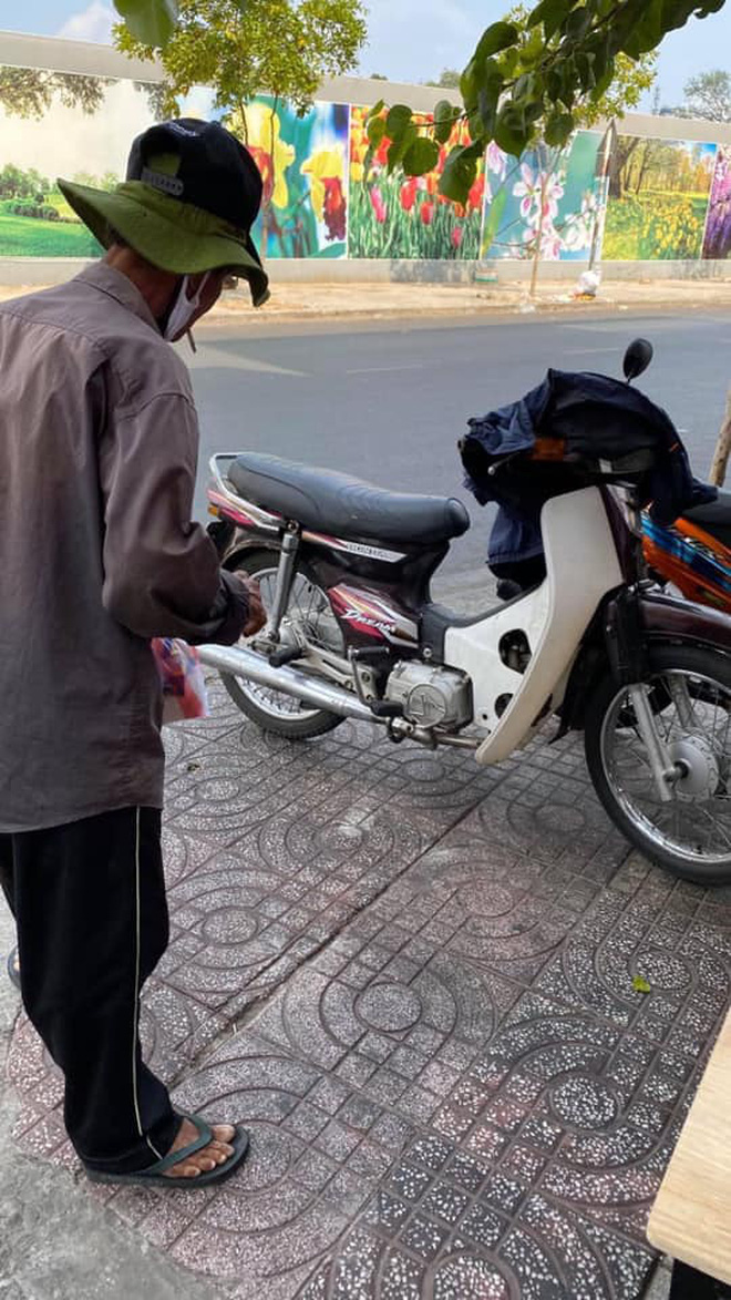 Hình ảnh tấm biến treo trước cửa nhà bên đường và cụ già cấm túi đựng mì tôm gây xúc động - 3 Hình ảnh tấm biến treo trước cửa nhà bên đường và cụ già cấm túi đựng mì tôm gây xúc động - 3