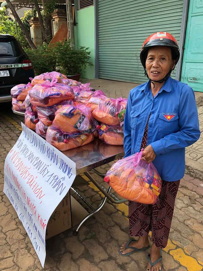 Hình ảnh tấm biến treo trước cửa nhà bên đường và cụ già cấm túi đựng mì tôm gây xúc động - 8 Hình ảnh tấm biến treo trước cửa nhà bên đường và cụ già cấm túi đựng mì tôm gây xúc động - 8