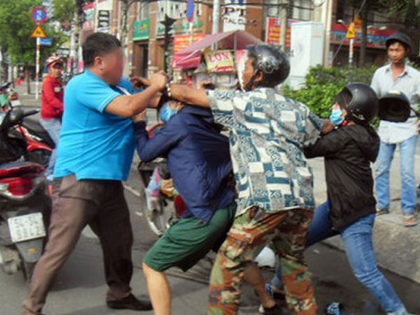 Tổ trưởng dân phố đánh nhau với dân khi tuyên truyền phòng dịch Covid-19 Tổ trưởng dân phố đánh nhau với dân khi tuyên truyền phòng dịch Covid-19