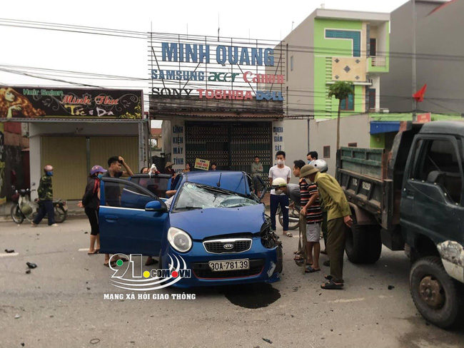 Tai nạn kinh hoàng, ô tô con tông lật xe 3 bánh chở sắt, nhiều người bị thương nặng - 4 Tai nạn kinh hoàng, ô tô con tông lật xe 3 bánh chở sắt, nhiều người bị thương nặng - 4