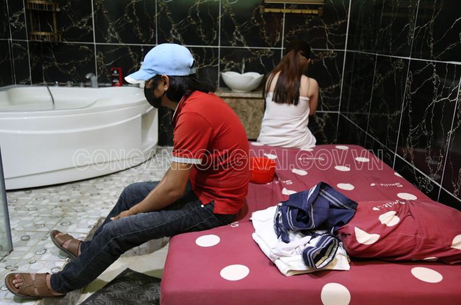 Massage kích dục hoạt động bất chấp đại dịch Covid-19 - 1 Massage kích dục hoạt động bất chấp đại dịch Covid-19 - 1