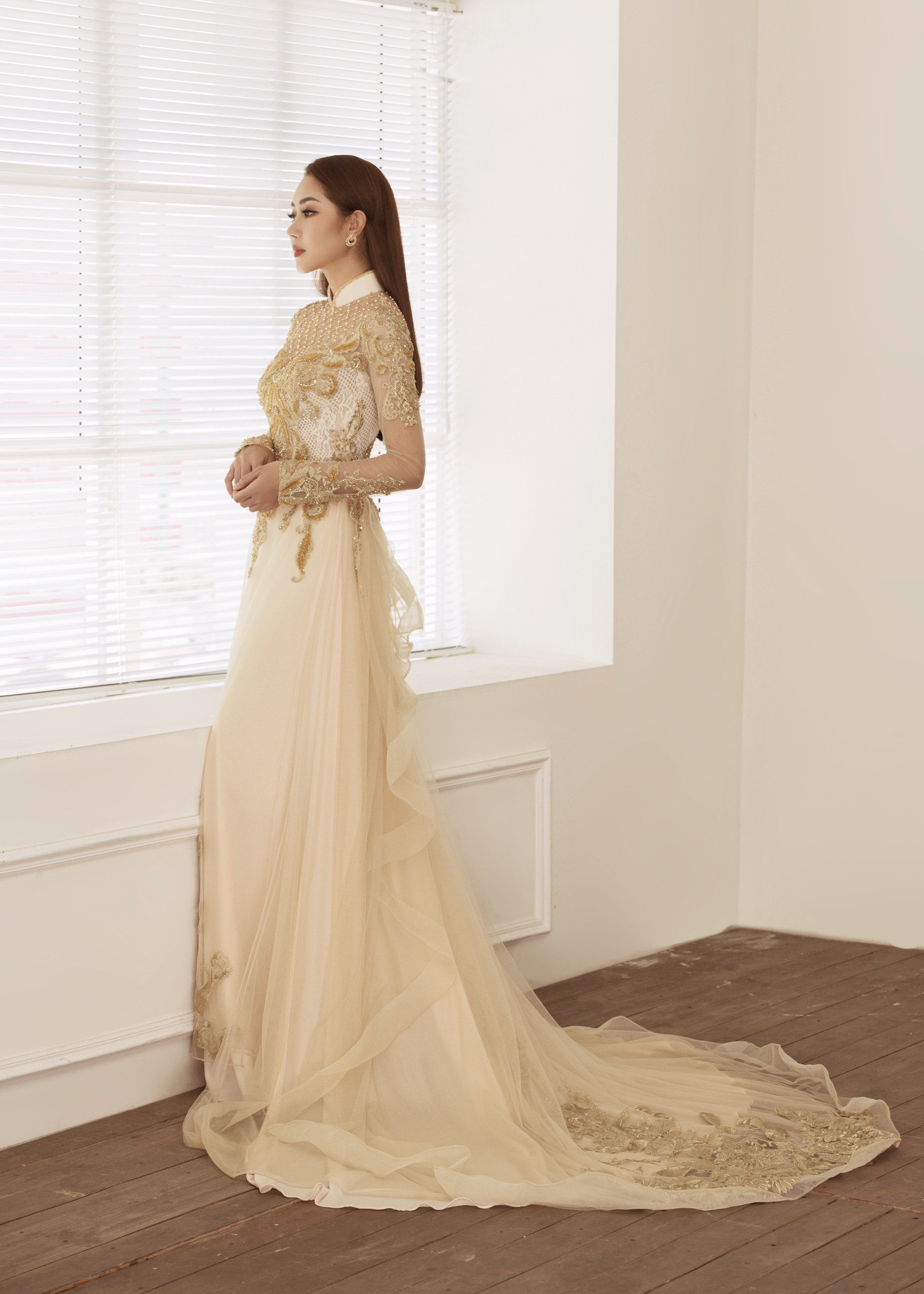 Tường Vi xinh đẹp, khoe sắc quyến rũ với áo dài - 4 Tường Vi xinh đẹp, khoe sắc quyến rũ với áo dài - 4