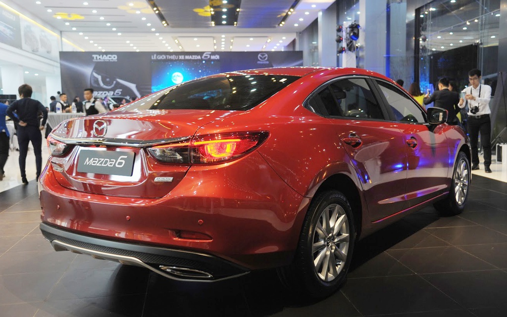 Toyota Camry 2.0G và Mazda6 Premium - cuộc chiến sedan D giá 1 tỷ đồng - 4 Toyota Camry 2.0G và Mazda6 Premium - cuộc chiến sedan D giá 1 tỷ đồng - 4