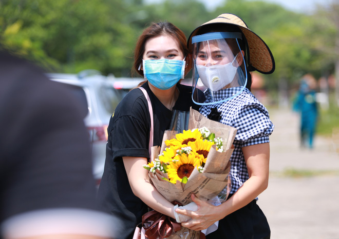 Xúc động khoảnh khắc đoàn viên, đội nắng xếp hàng dài chờ đón người thân sau 14 ngày cách ly - 18 Xúc động khoảnh khắc đoàn viên, đội nắng xếp hàng dài chờ đón người thân sau 14 ngày cách ly - 18
