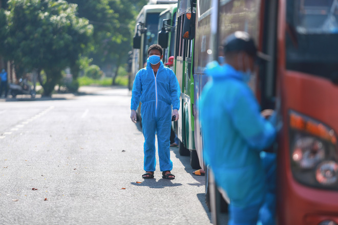 Xúc động khoảnh khắc đoàn viên, đội nắng xếp hàng dài chờ đón người thân sau 14 ngày cách ly - 8 Xúc động khoảnh khắc đoàn viên, đội nắng xếp hàng dài chờ đón người thân sau 14 ngày cách ly - 8