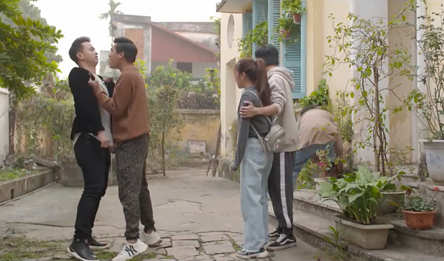 'Nhà trọ Balanha' tập 8: Nhân gặp lại tình cũ là một nhân viên quán bar, Bách 'tán' được sếp tại chỗ làm - 2 'Nhà trọ Balanha' tập 8: Nhân gặp lại tình cũ là một nhân viên quán bar, Bách 'tán' được sếp tại chỗ làm - 2