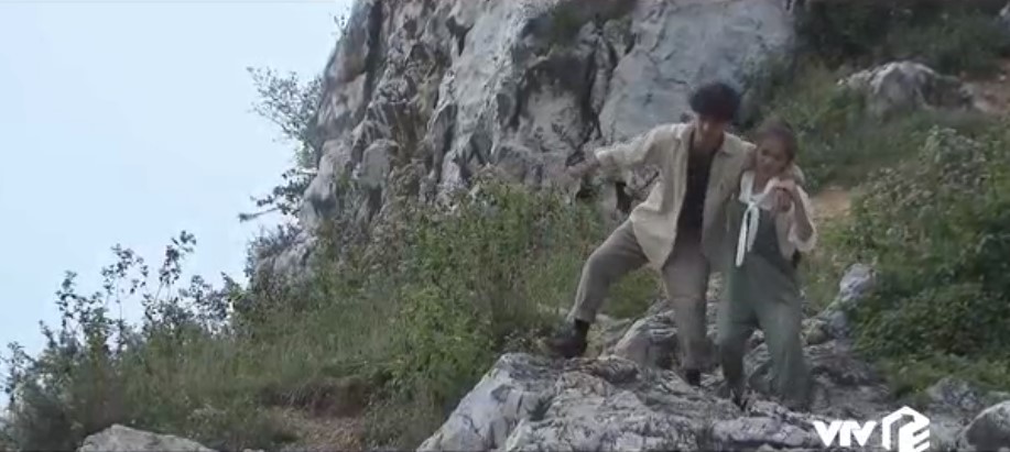 'Nhà trọ Balanha' tập 8: Nhân gặp lại tình cũ là một nhân viên quán bar, Bách 'tán' được sếp tại chỗ làm - 3 'Nhà trọ Balanha' tập 8: Nhân gặp lại tình cũ là một nhân viên quán bar, Bách 'tán' được sếp tại chỗ làm - 3