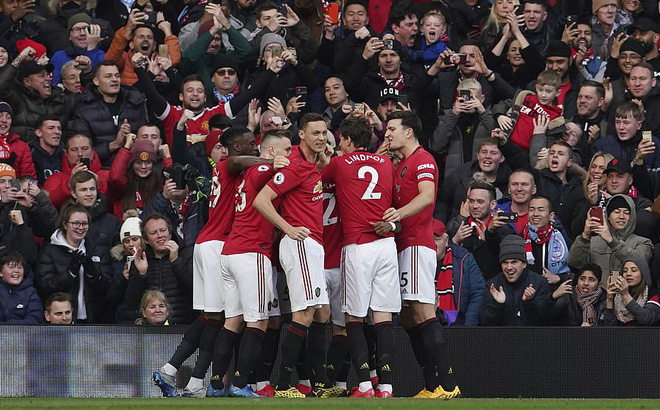 Nóng: Toàn đội Man United tình nguyện giảm lương, góp trăm tỷ cho cuộc chiến chống Covid-19 Nóng: Toàn đội Man United tình nguyện giảm lương, góp trăm tỷ cho cuộc chiến chống Covid-19
