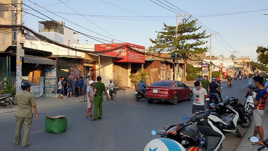 Lộ diện nhóm nghi can chém lìa tay người đàn ông lái ôtô Lộ diện nhóm nghi can chém lìa tay người đàn ông lái ôtô