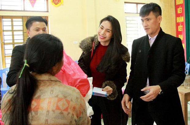Bị thắc mắc không làm từ thiện ở quê nhà Công Vinh, Thủy Tiên lên tiếng: Nghe là biết yêu chồng đến mức nào! - 2 Bị thắc mắc không làm từ thiện ở quê nhà Công Vinh, Thủy Tiên lên tiếng: Nghe là biết yêu chồng đến mức nào! - 2
