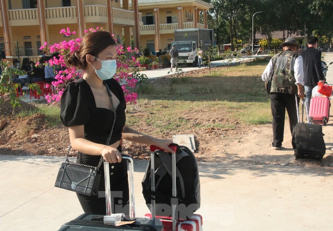 Rời nơi cách ly, cô gái Hàn Quốc nói ‘em lỡ yêu chú bộ đội mất rồi’ - 5 Rời nơi cách ly, cô gái Hàn Quốc nói ‘em lỡ yêu chú bộ đội mất rồi’ - 5
