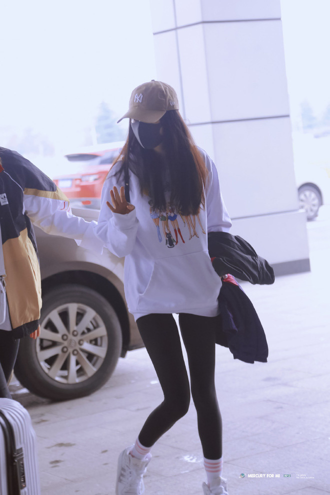 2 thái cực thời trang sân bay của sao Hoa ngữ: Người biến sân bay thành runway, người diện hàng hiệu như hàng chợ - 3 2 thái cực thời trang sân bay của sao Hoa ngữ: Người biến sân bay thành runway, người diện hàng hiệu như hàng chợ - 3