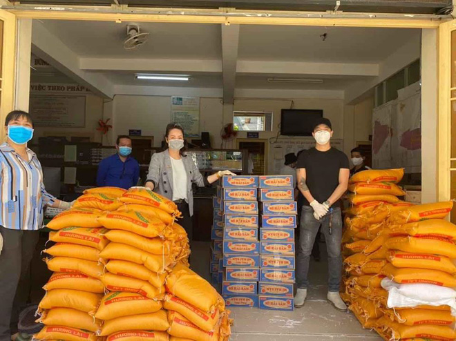 Nhật Kim Anh và TiTi (HKT) trao 3 tấn gạo, 300 thùng mì giúp bà con vượt qua mùa dịch, lời chia sẻ sau đó gây xúc động - 5 Nhật Kim Anh và TiTi (HKT) trao 3 tấn gạo, 300 thùng mì giúp bà con vượt qua mùa dịch, lời chia sẻ sau đó gây xúc động - 5