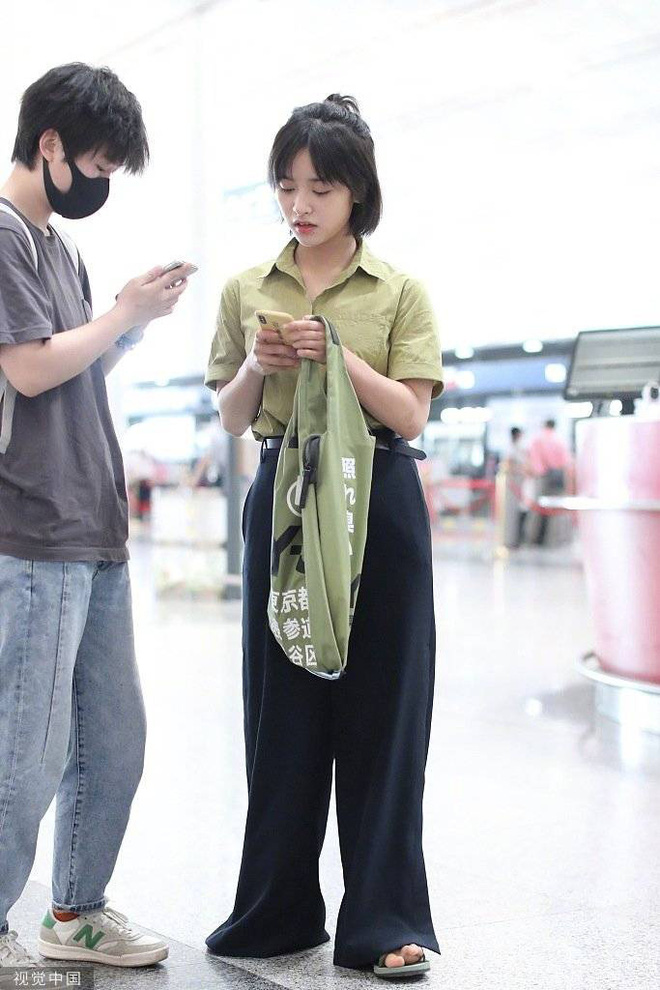 2 thái cực thời trang sân bay của sao Hoa ngữ: Người biến sân bay thành runway, người diện hàng hiệu như hàng chợ - 12 2 thái cực thời trang sân bay của sao Hoa ngữ: Người biến sân bay thành runway, người diện hàng hiệu như hàng chợ - 12