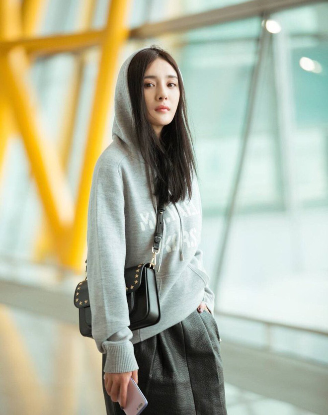 2 thái cực thời trang sân bay của sao Hoa ngữ: Người biến sân bay thành runway, người diện hàng hiệu như hàng chợ - 2 2 thái cực thời trang sân bay của sao Hoa ngữ: Người biến sân bay thành runway, người diện hàng hiệu như hàng chợ - 2