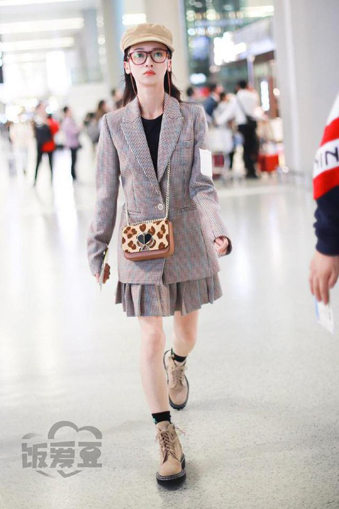 2 thái cực thời trang sân bay của sao Hoa ngữ: Người biến sân bay thành runway, người diện hàng hiệu như hàng chợ - 16 2 thái cực thời trang sân bay của sao Hoa ngữ: Người biến sân bay thành runway, người diện hàng hiệu như hàng chợ - 16
