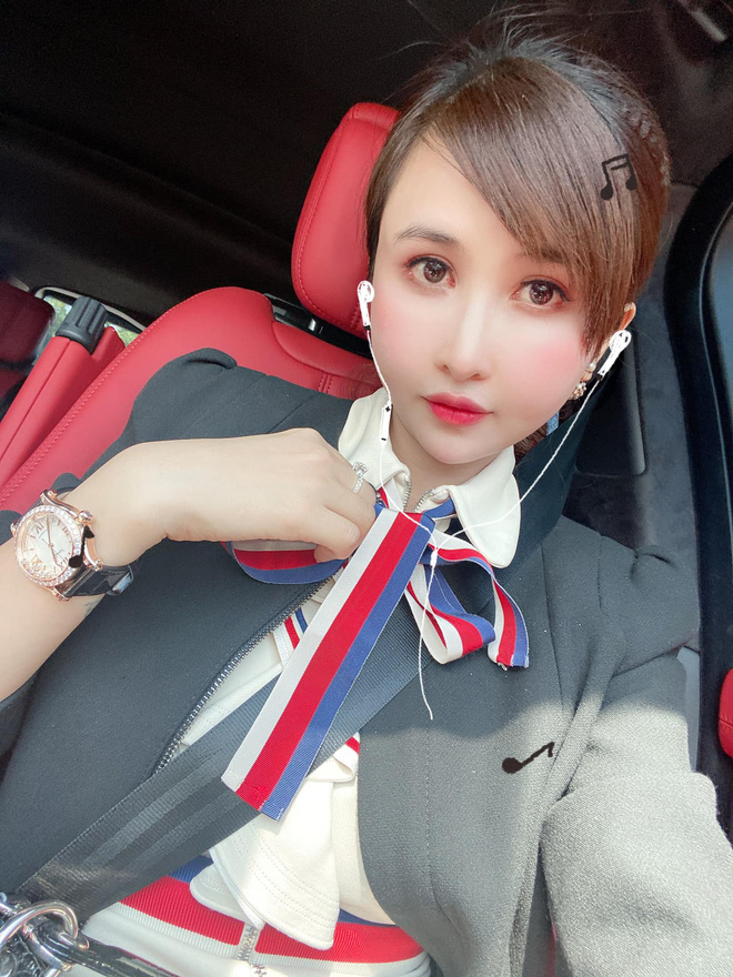 Mina Phạm tiết lộ mua 'hàng chợ Bến Thành' khi được bạn khen đồng hồ hiệu, dây chuyền Chanel long lanh - 1 Mina Phạm tiết lộ mua 'hàng chợ Bến Thành' khi được bạn khen đồng hồ hiệu, dây chuyền Chanel long lanh - 1